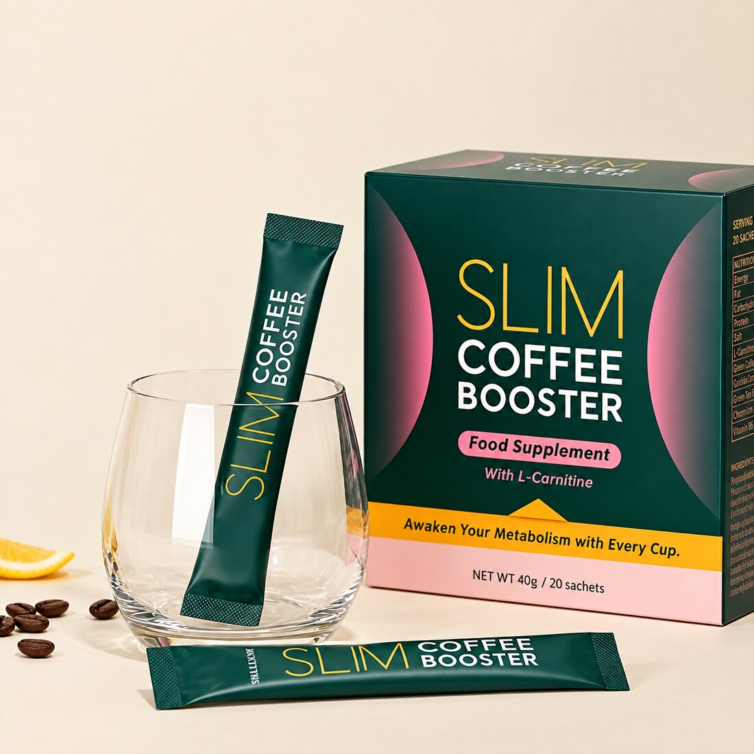 Glas Eiskaffee mit Slim Coffee Booster Sachet und Kaffeebohnen