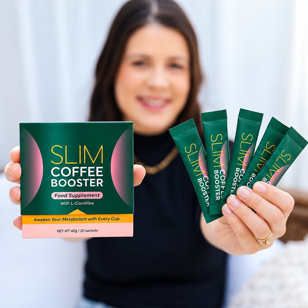 Frau rührt ein Sachet Slim Coffee Booster in ihren Morgenkaffee
